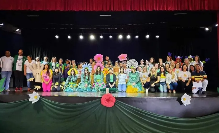 Equipe organizadora do evento e atores do teatro