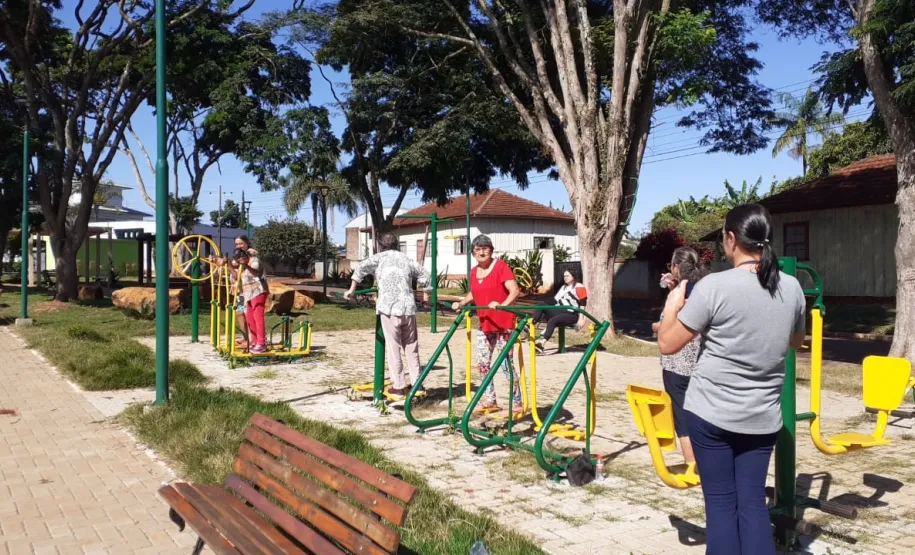 Terceira Idade, realizando condicionamento, mobilidade e fortalecimento.