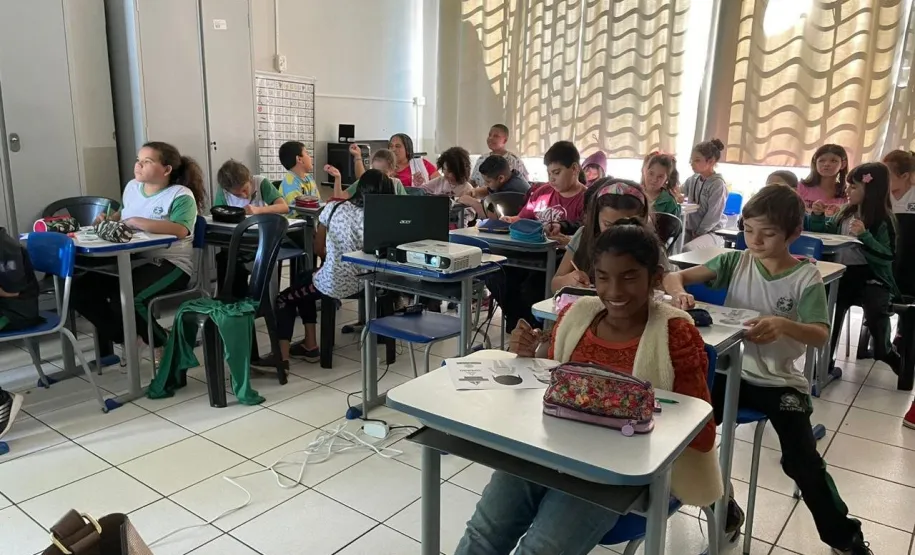 Maio Laranjado - Palestra com as crianças.