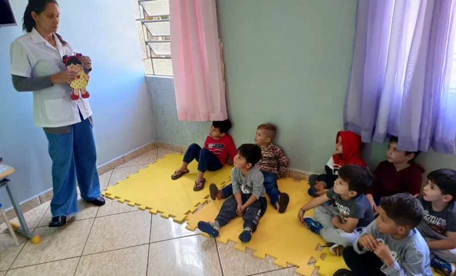 Roda de conversa com as crianças.