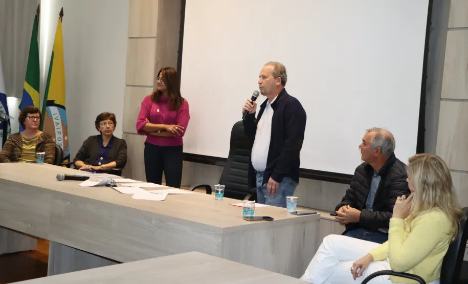 Prefeito Carlos Gil, Vereadores, Secretária de Saúde e Comissão da UNICESUMAR - Durante fala do Prefeito de Ivaiporã, firmando a importância dessa parceria entre as instituições.