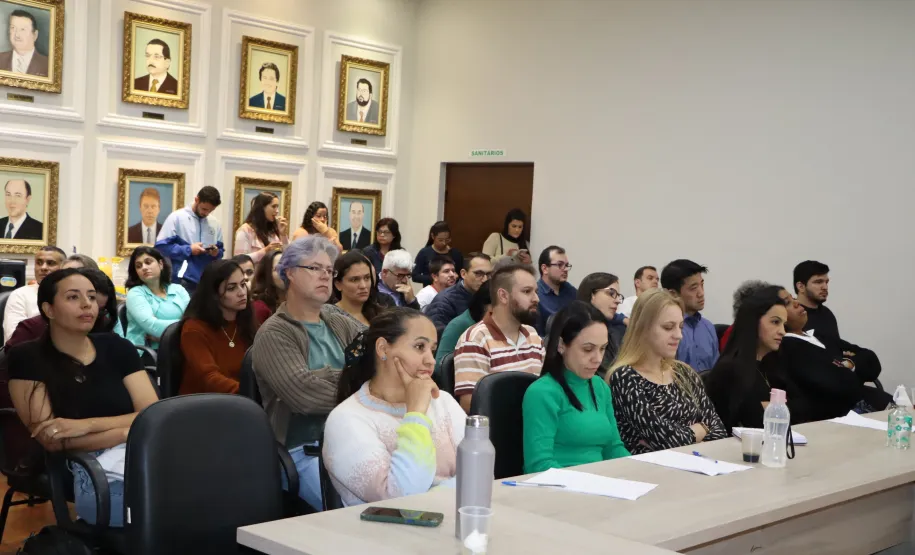 Profissionais de saúde e comunidade durante o ato de firmamento da parceria das instituições.