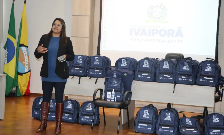 Cristiane Martins Pantaleão, durante a entrega dos Kits aos agentes.