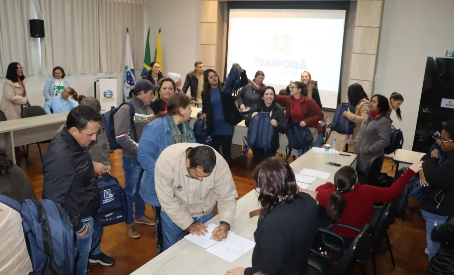 Agentes recebendo os kits disponibilizado pela Secretaria de Saúde de Ivaiporã.