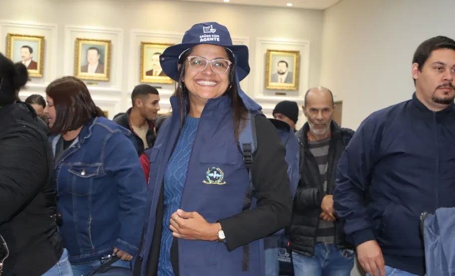 Cristiane, demonstrando o kit entregue aos agentes.