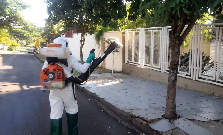 Aplicação de pesticida em área com possível caso de dengue, na zona urbana de Ivaiporã.