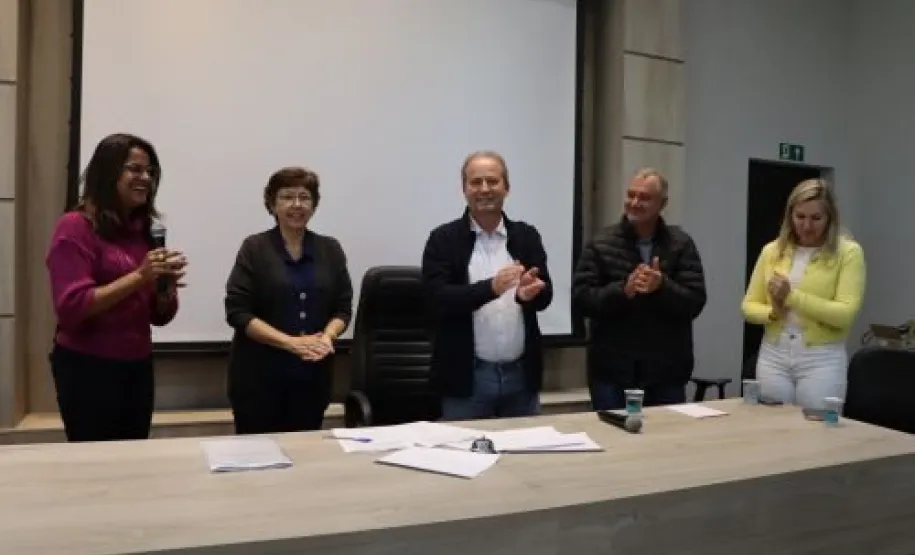 Integrantes da parceria realizada entre Prefeitura Municipal de Ivaiporã, Secretaria de Saúde de Ivaiporã e UNICESUMAR - Durante da assinatura da parceria.