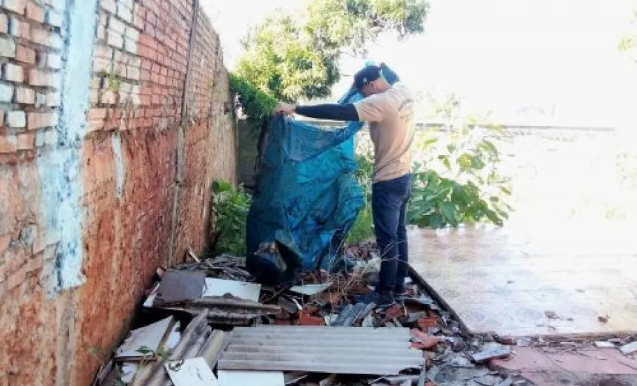 Agende de Endemia durante a inspeção de possíveis criadouros.