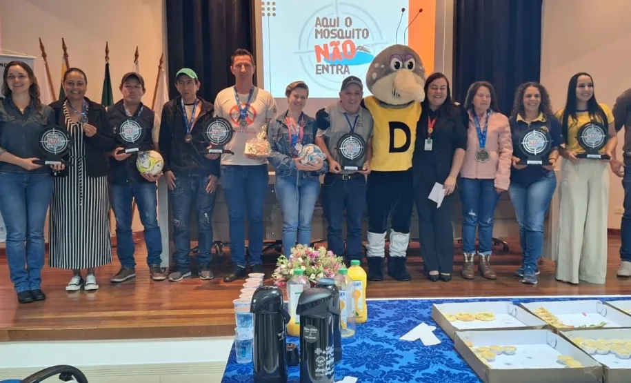 Campanha Aqui o Mosquito Não Entra, promovida pelo Sesc/Senac - Agentes de Endimas recebendo o troféu.