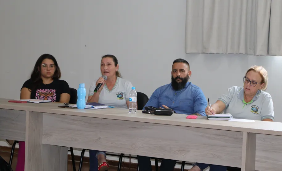 Profissionais da Secretaria de Educação, em conversa sobre o Brilhantemente.