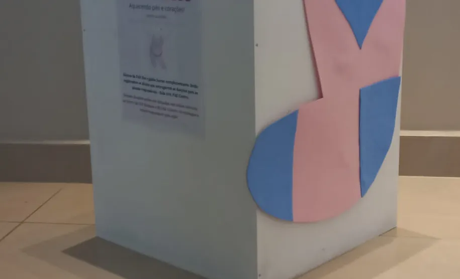 Caixa deixada na instituição para recolhimento das doações.