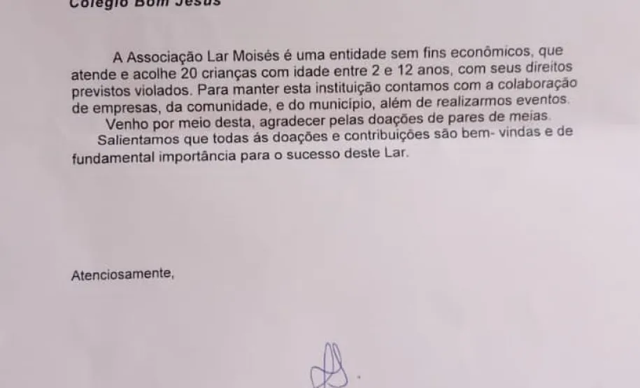Meias entregues na Associação Lar Moisés.