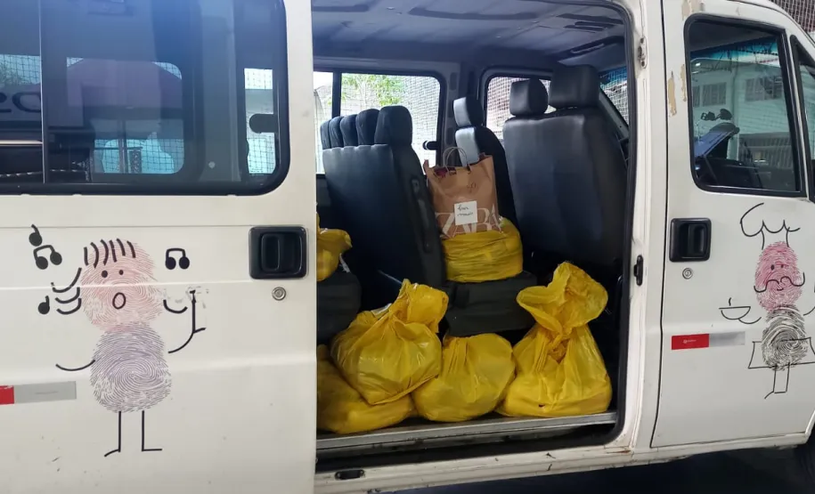 Meias arrecadadas sendo entregues nas instituições.