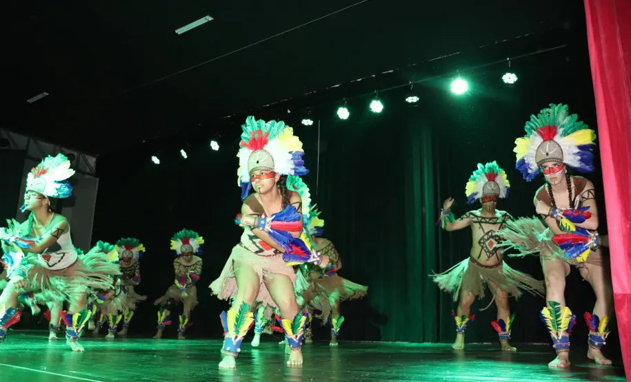 Apresentação cultura indígena grupo pé vermelho