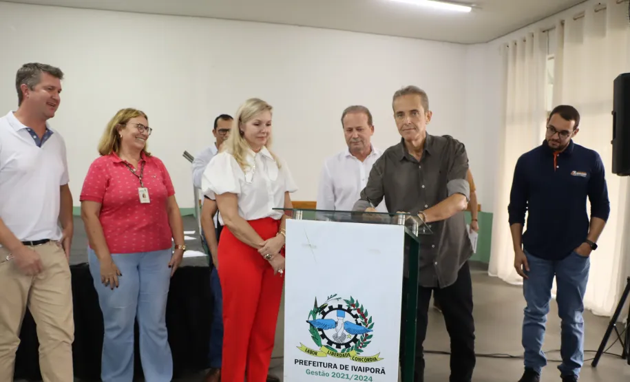 assinatura de pacote de 15 obras em benefício de 11 bairros de Ivaiporã e 3 distritos