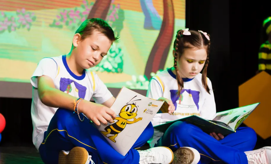 Crianças abrindo o evento com uma apresentação