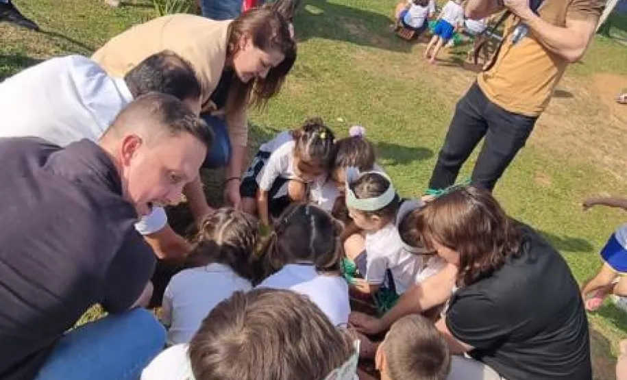 Crianças plantando muda de árvore