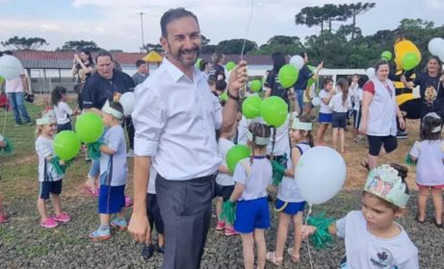 Momento em que estão se preparando para a soltura de balões