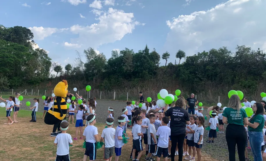 crianças soltando os balões