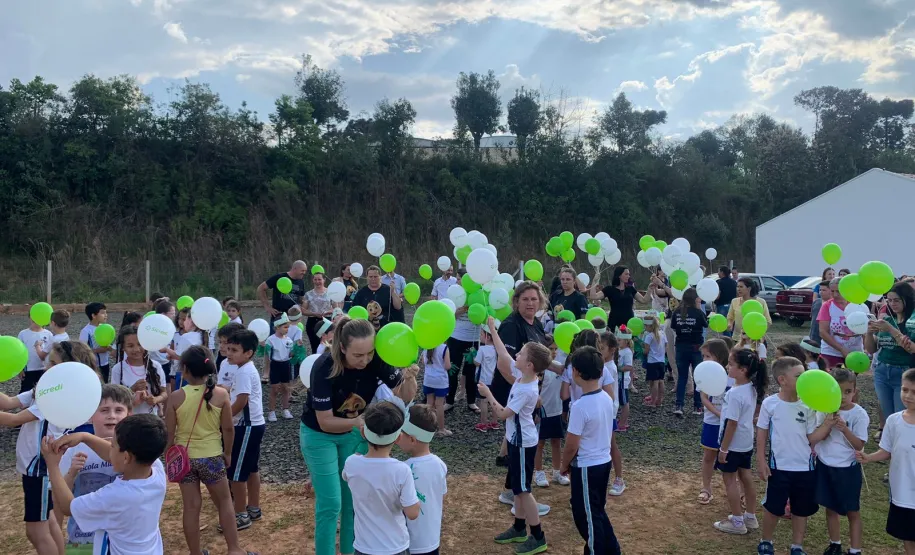 Crianças segurando balões