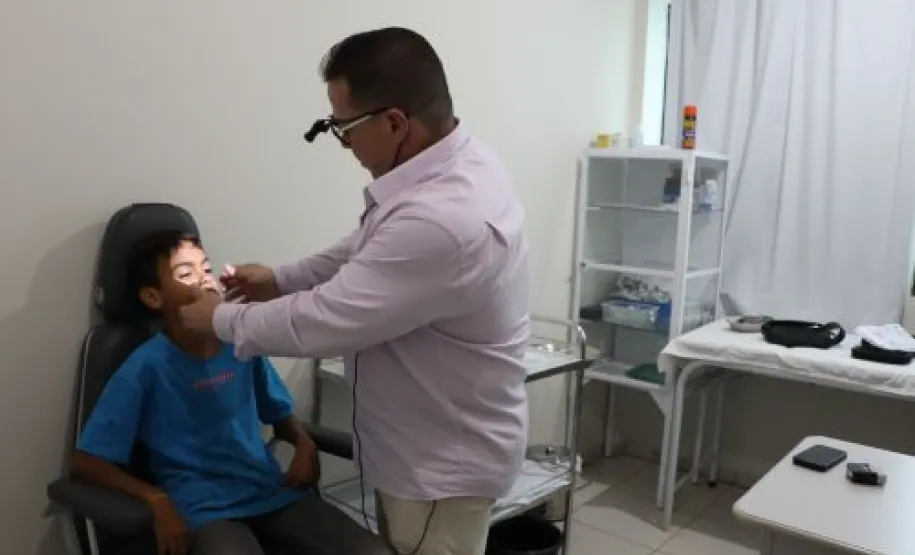 Consulta sendo realizada por médico especialista.