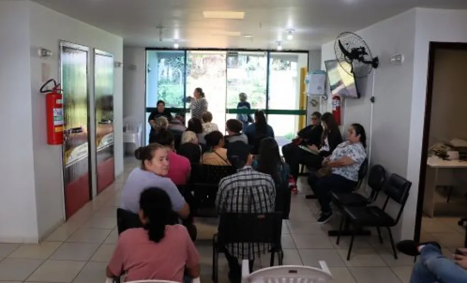 Pacientes na sala de espera para realizar a consulta.