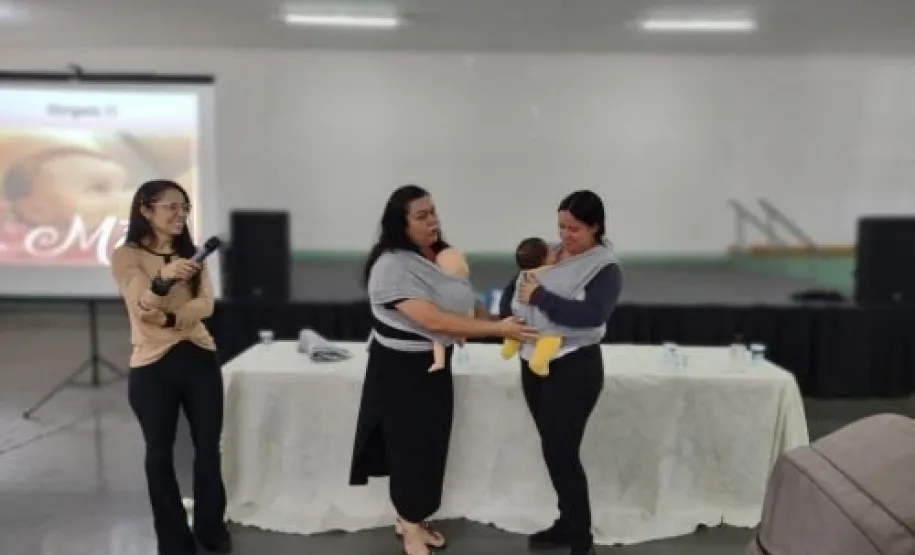 Palestra sobre o uso do Sling, ministrada pela técnica de Atividades do Sesc, Andréa Marques.