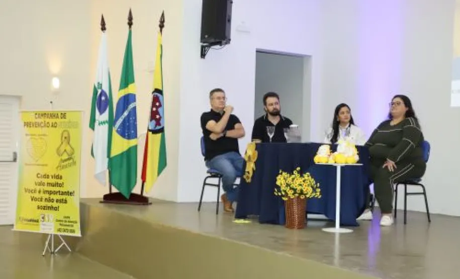 Profissionais envolvidos na discução do tema durante a mesa redonda.