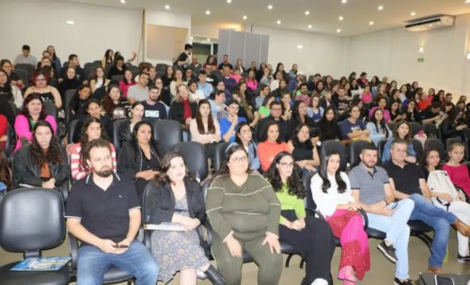 Publico presente no auditório da Fatec, durante discussão da mesa redonda.