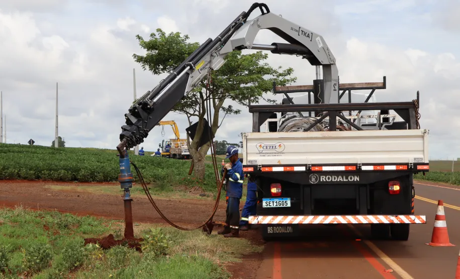Instalação de rede de iluminação na estrada Ouro Verde