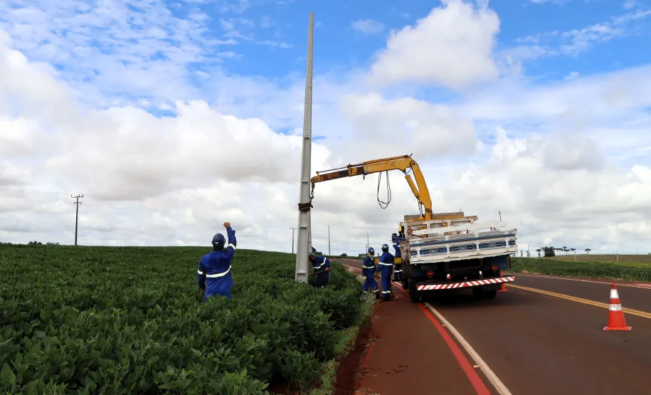 Instalação de rede de iluminação na estrada Ouro Verde