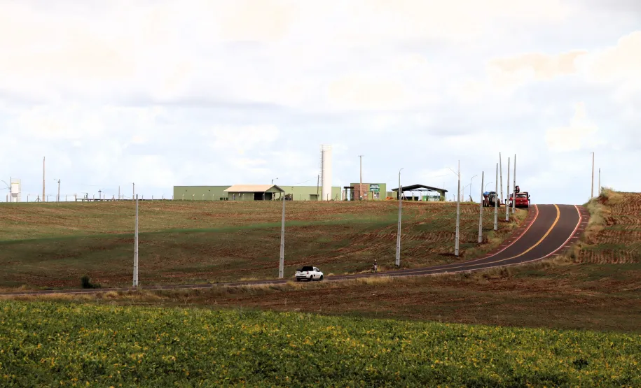 Instalação de rede de iluminação na estrada Ouro Verde