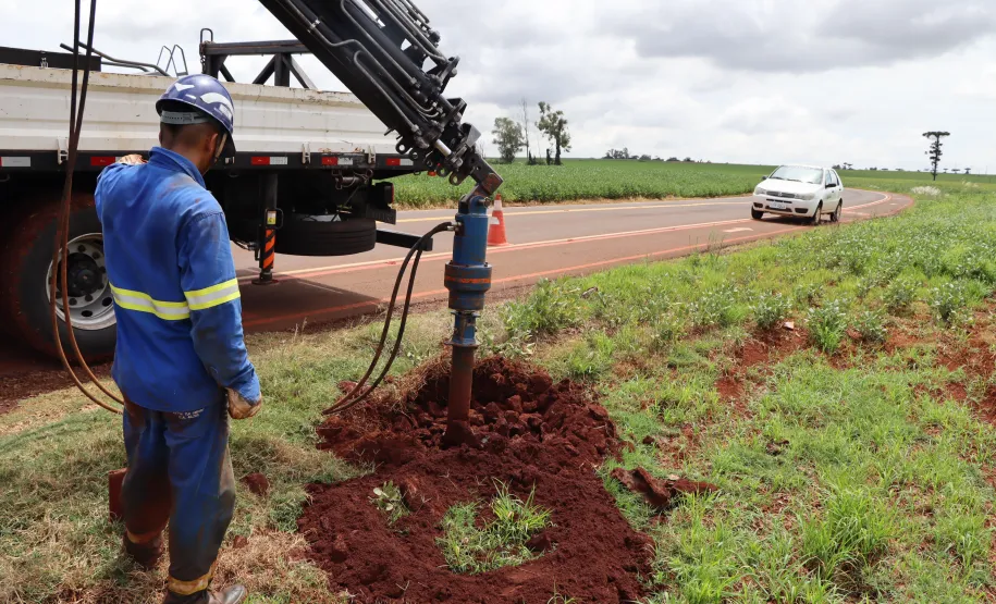 Instalação de rede de iluminação na estrada Ouro Verde