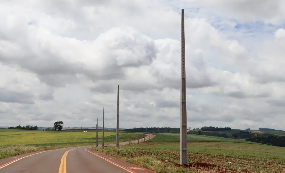 Instalação de rede de iluminação na estrada Ouro Verde