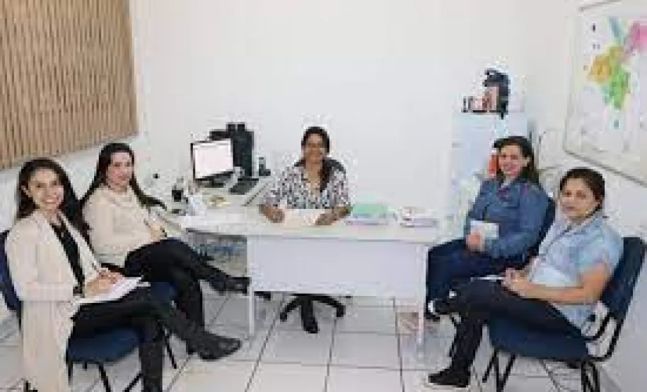 Equipe tecnica reunida debatendo os indicadores realizado pelas equipes das UBS.