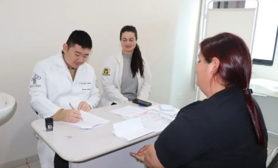 Consulta realizada, por um médico obstetra durante pré natal da gestante.