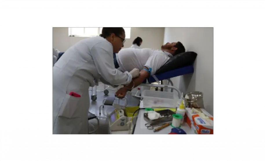 Momento da coleta de sangue realizada por tecnica do hemonúcleo.