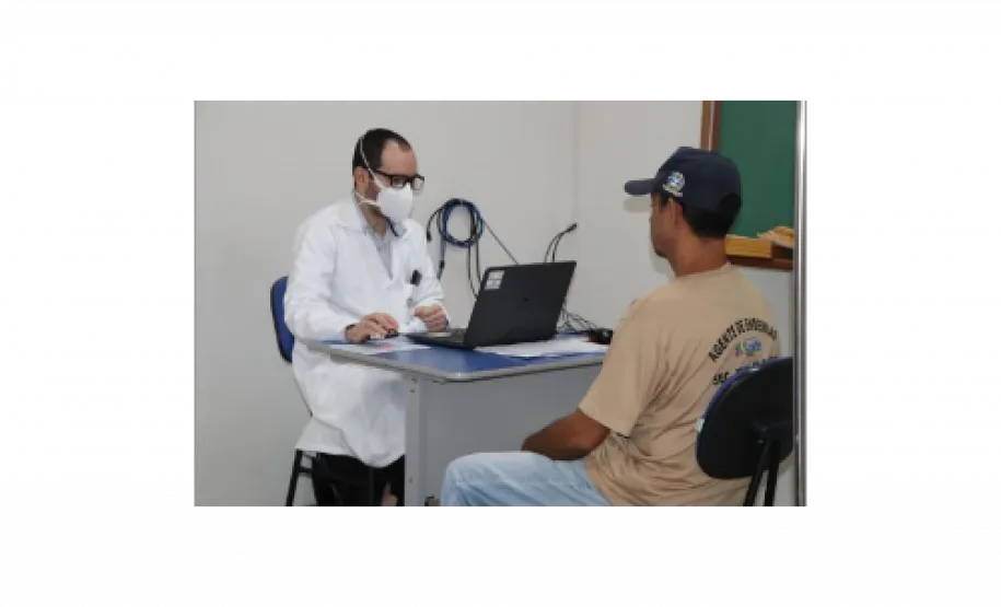 Triagem médica do doador de sangue, durante a campanha.