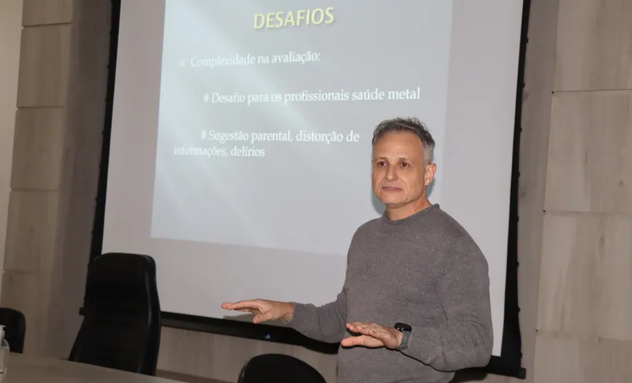 Dr. Orlando Junior, discutndo condutas e fluxos no atendimento a casos de violência infantil.