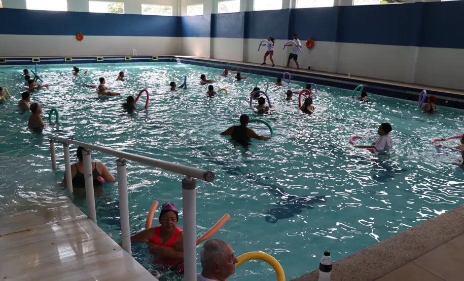 Idosos realizando a hidroginastica.
