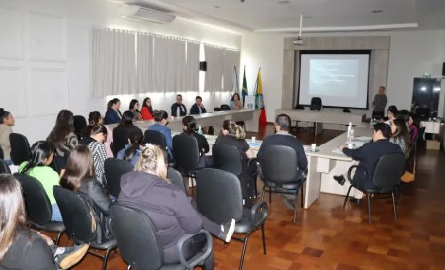 Profissionais reunidos discutindo condutas e fluxos no atendimento a casos de violência infantil.