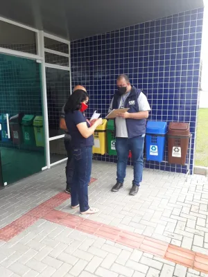 Trabalho de conversa com moradores que passaram por atendimentos em serviços públicos paranaenses
