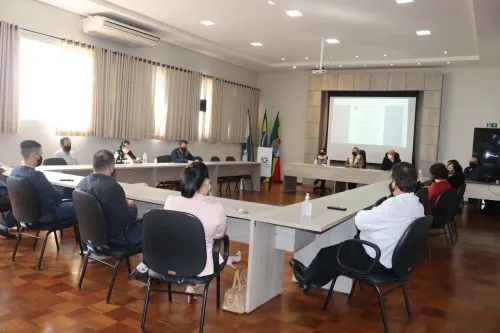Reunião no salão nobre da prefeitura